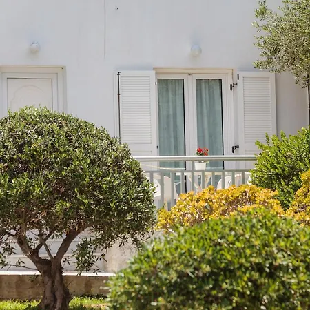 John's & Apartment Parikia (Paros)