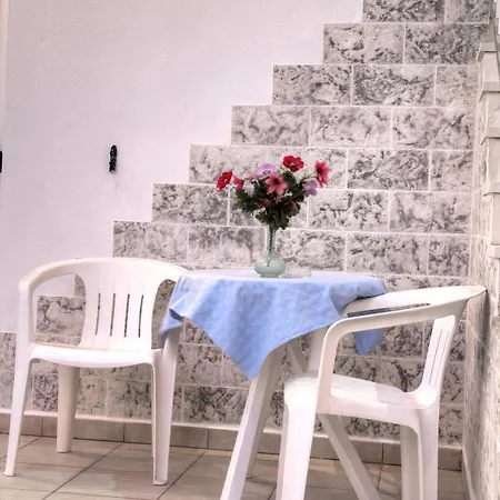 John's & Apartment *